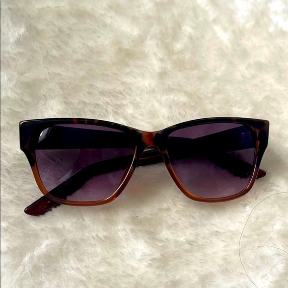 Betsey Johnson Tortoise Shell Sunglasses - Picture 1 of 8